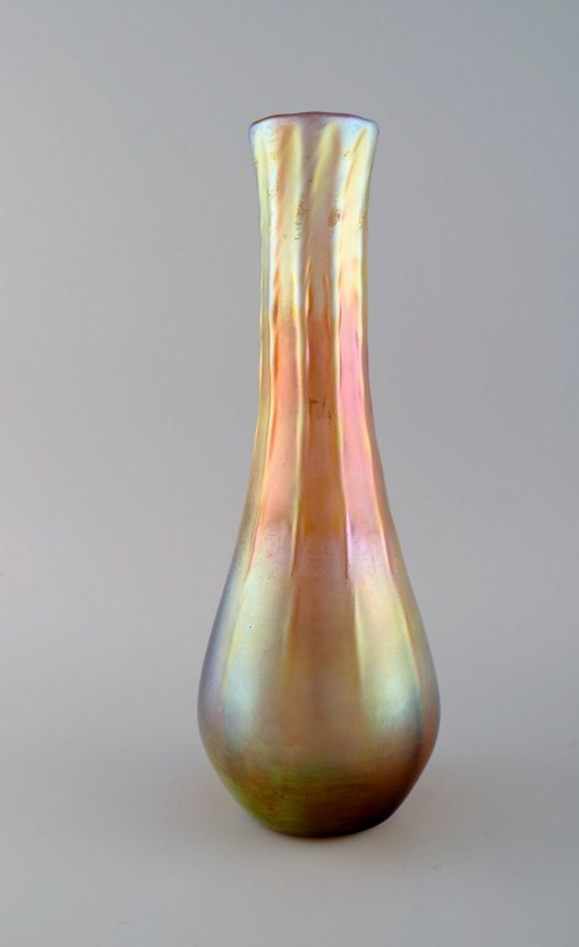 Tiffany Favrile Vase. Lüstrierendes Glas. Sig. H. ca. 32cm. Provenienz: Nachlass Elisabeth