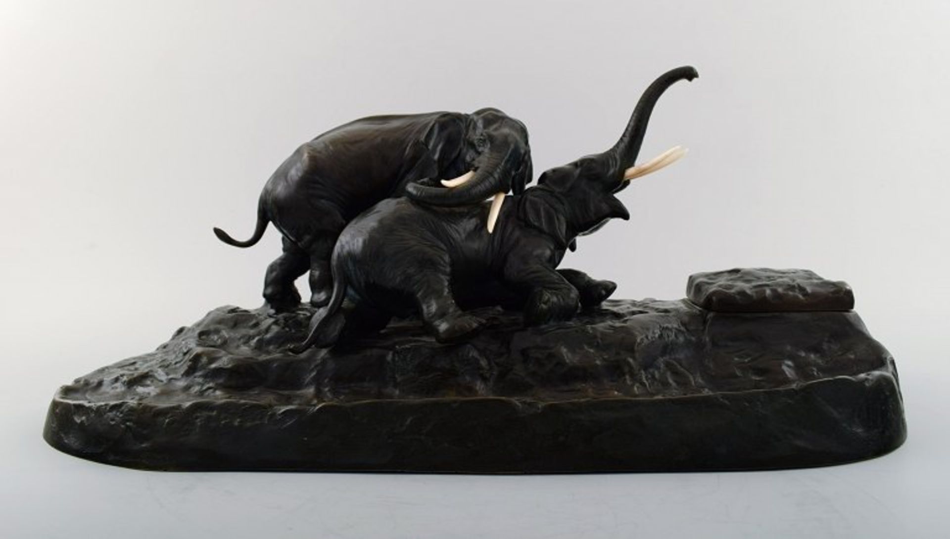 K. Csadek, Wien ca. 1910. Große Schreibtischgarnitur mit spielenden Elefanten. Bronze. 43 cm. x 20