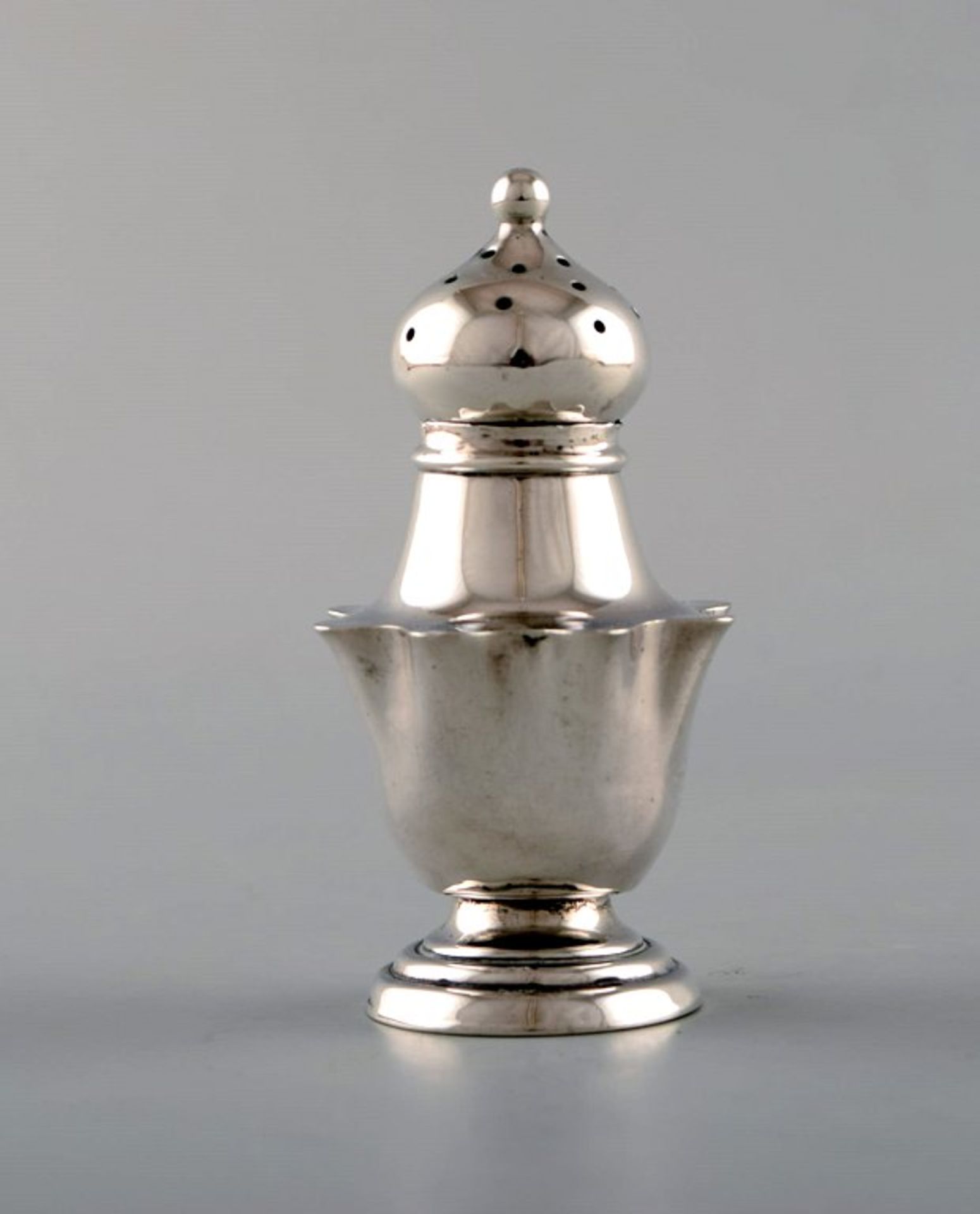 Englischer Großer Streuer in Sterlingsilber. 19.Jhdt. Aus britischer Privatsammlung. Ca. 7cm.