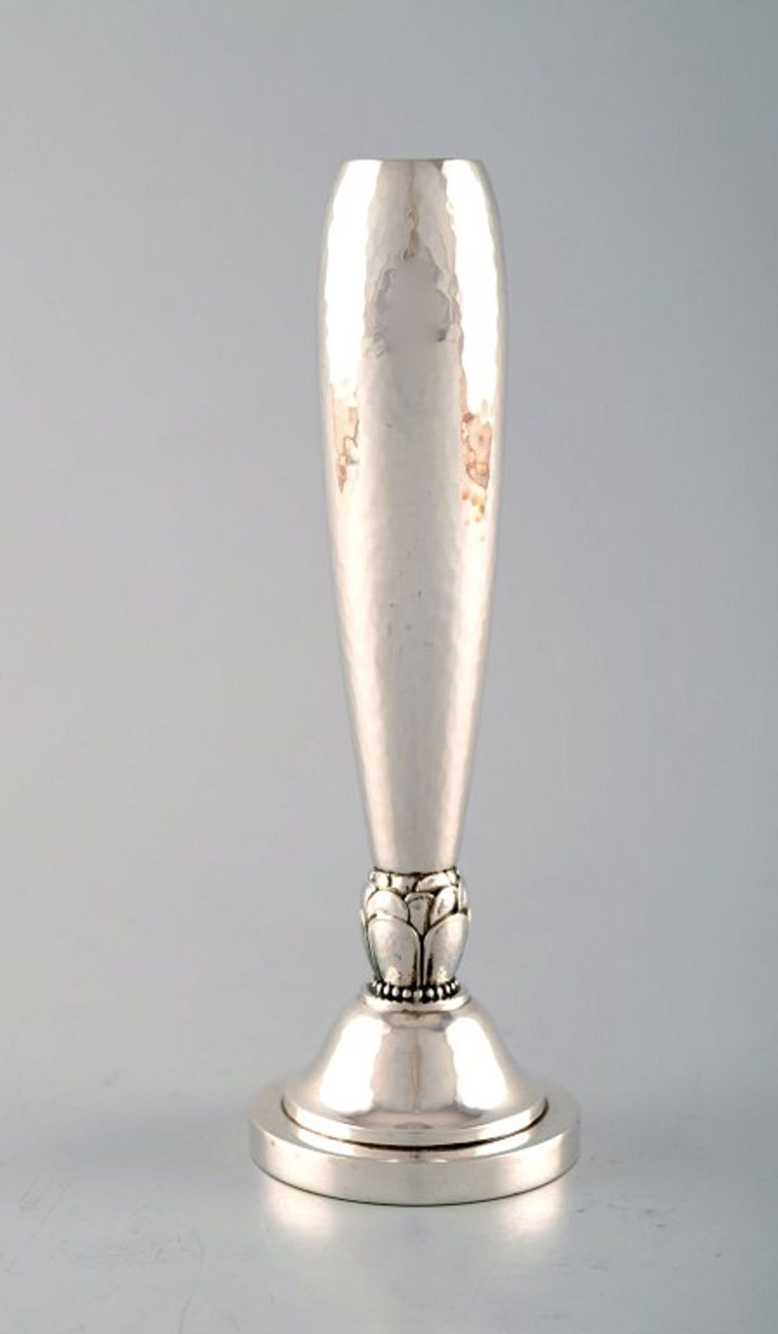 Georg Jensen Art Deco Vase. Entwurf Harald Nielsen. Elitäre Tischvase, ideal für einzelne Gerbera.