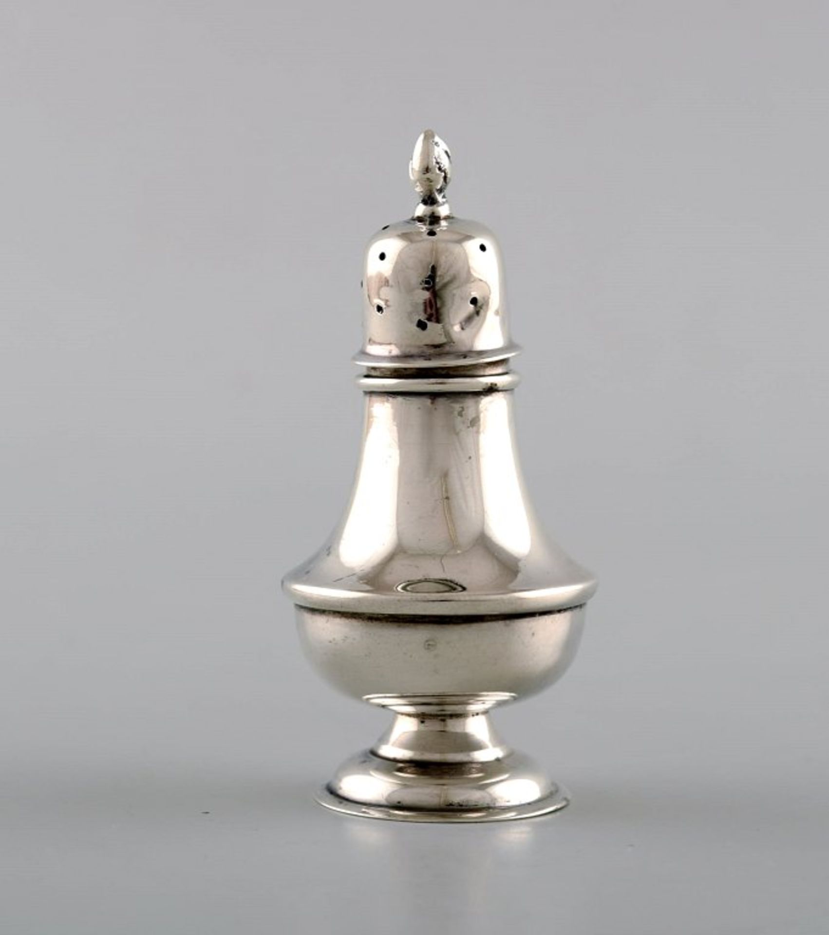 Englischer Streuer in Sterlingsilber. 19.Jhdt. Aus britischer Privatsammlung. Ca. 7cm.