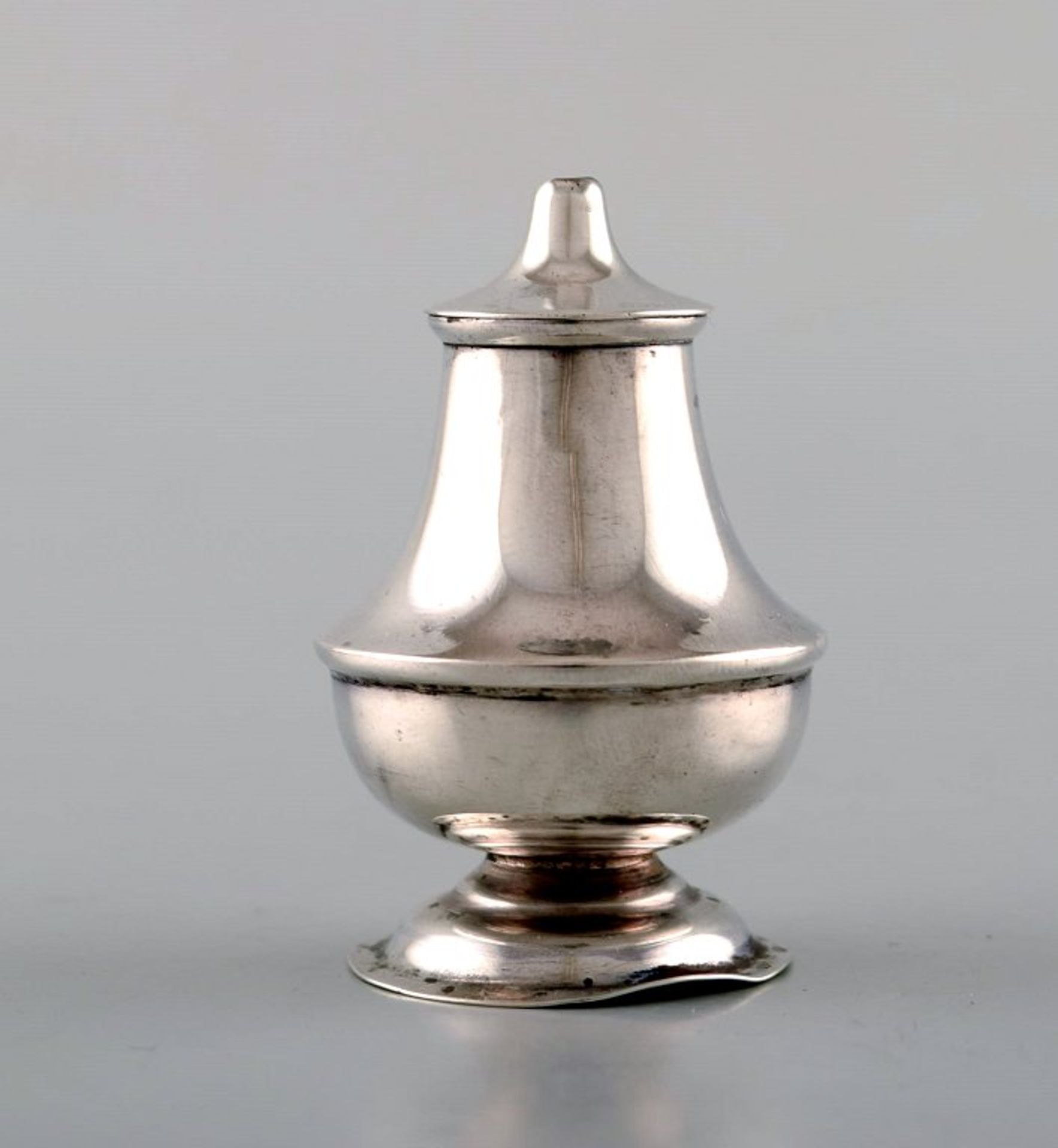 Englischer Streuer in Sterlingsilber. 19.Jhdt. Aus britischer Privatsammlung. Ca. 6cm.