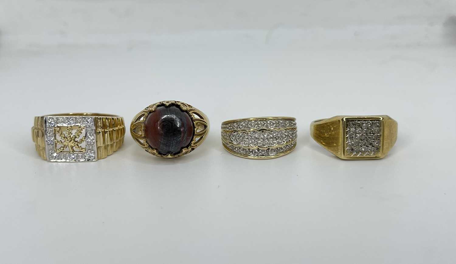 Four chunky diamond and agate 9ct gold rings( 18.6 g )