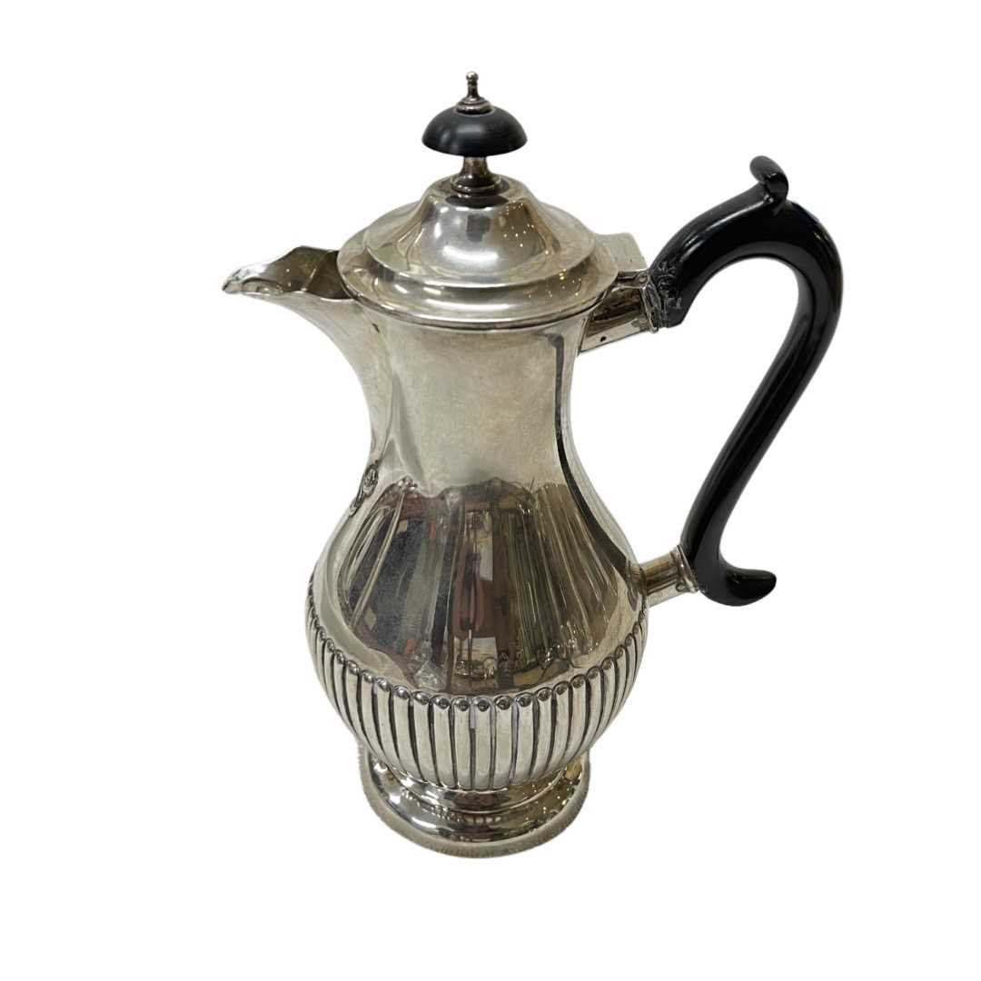 A Victorian Silver Coffee Pot. James Deakin and Sons, Sheffield 1899. 350 g.