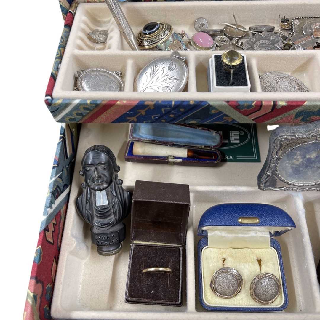 Job lot hallmarked silver, gold and yellow metal and other items of silver and costume jewellery. - Image 3 of 4