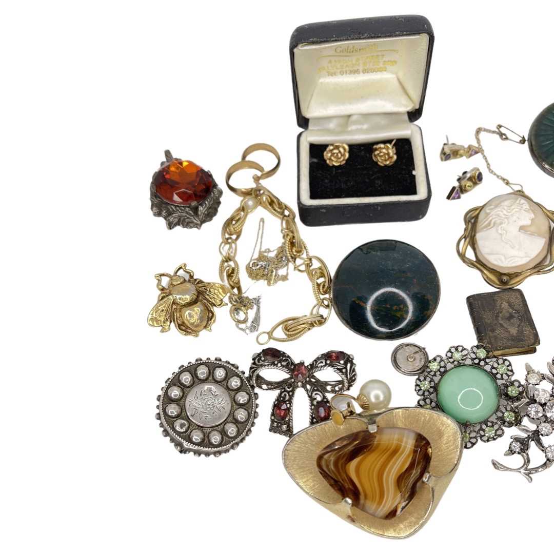 Mixed lot of 9ct gold and hallmarked silver and costume jewellery. - Image 2 of 3