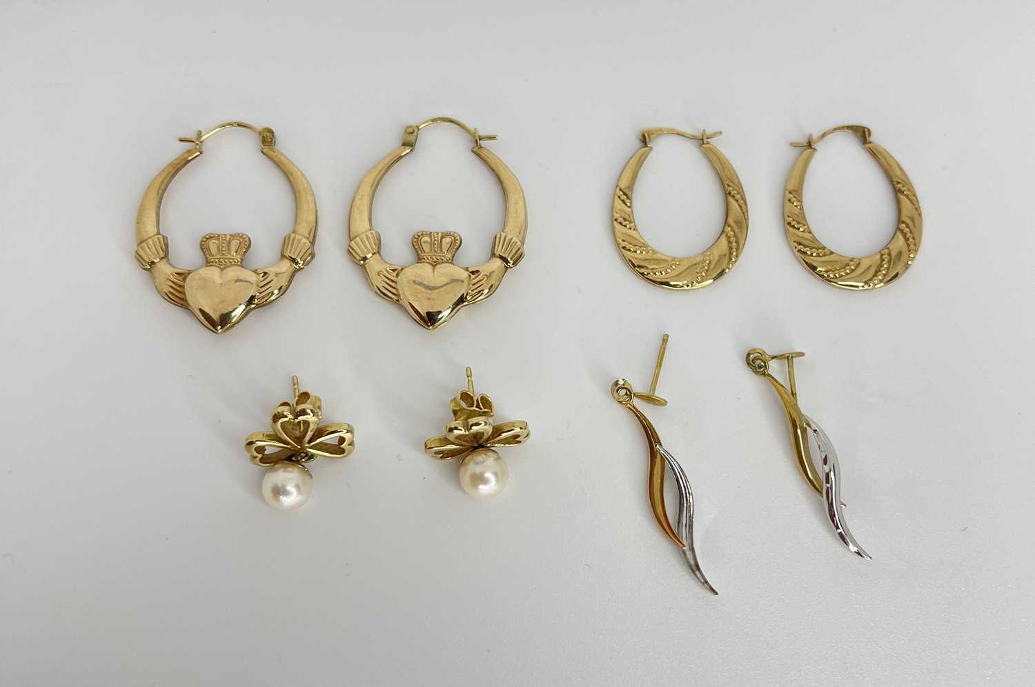 Quantity Of Gold Jewellery 14ct & 9ct Gold Earrings ( total 7.5 grams )