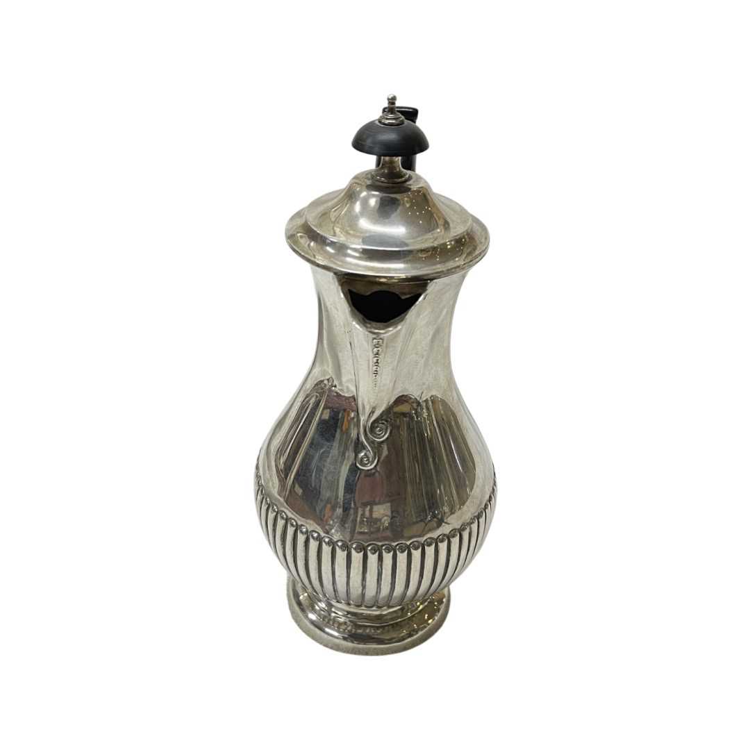 A Victorian Silver Coffee Pot. James Deakin and Sons, Sheffield 1899. 350 g. - Image 2 of 4