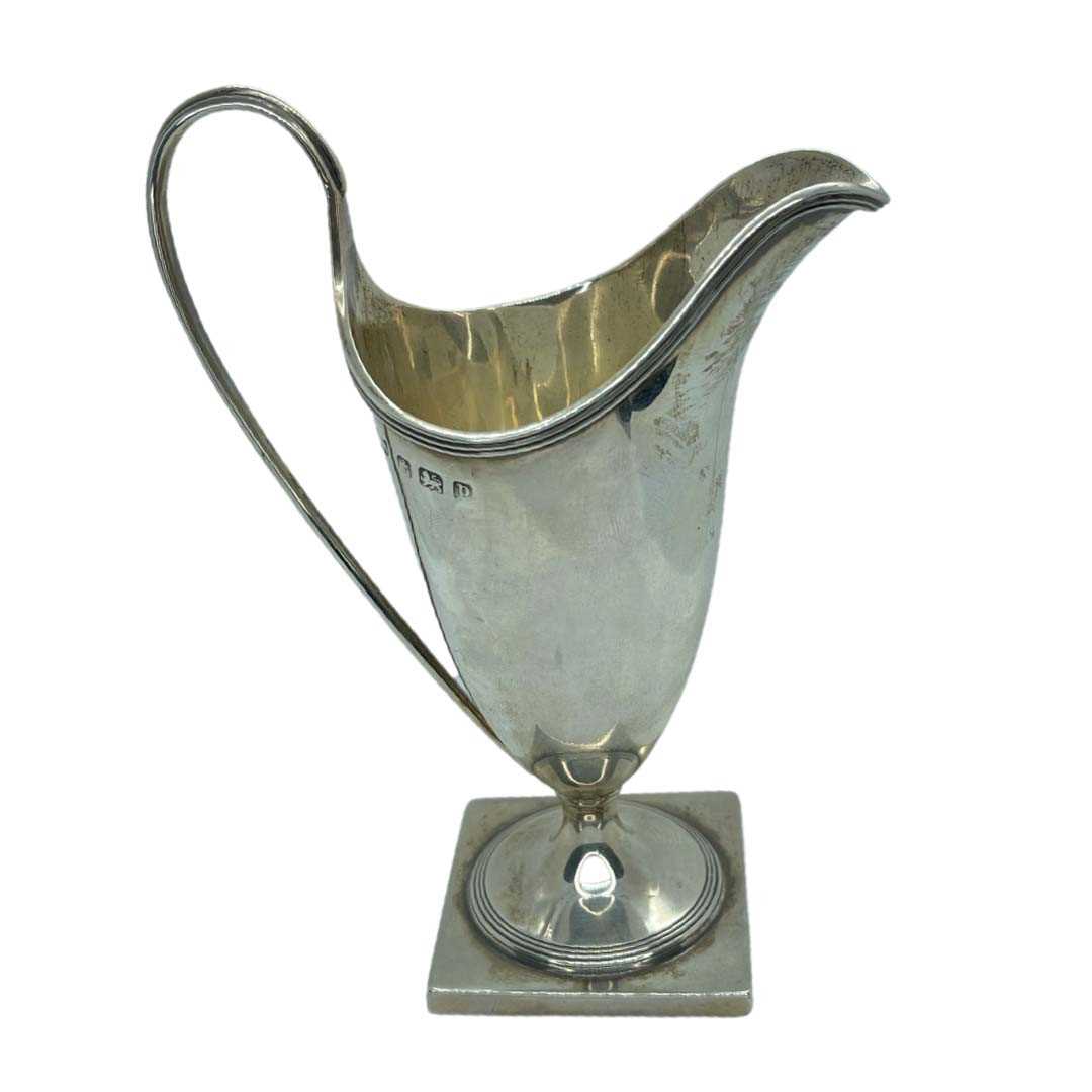 Silver Georgian Style Helmet Cream Jug. David and Maurice Davis, Birmingham 1914, 151 g. - Image 2 of 4