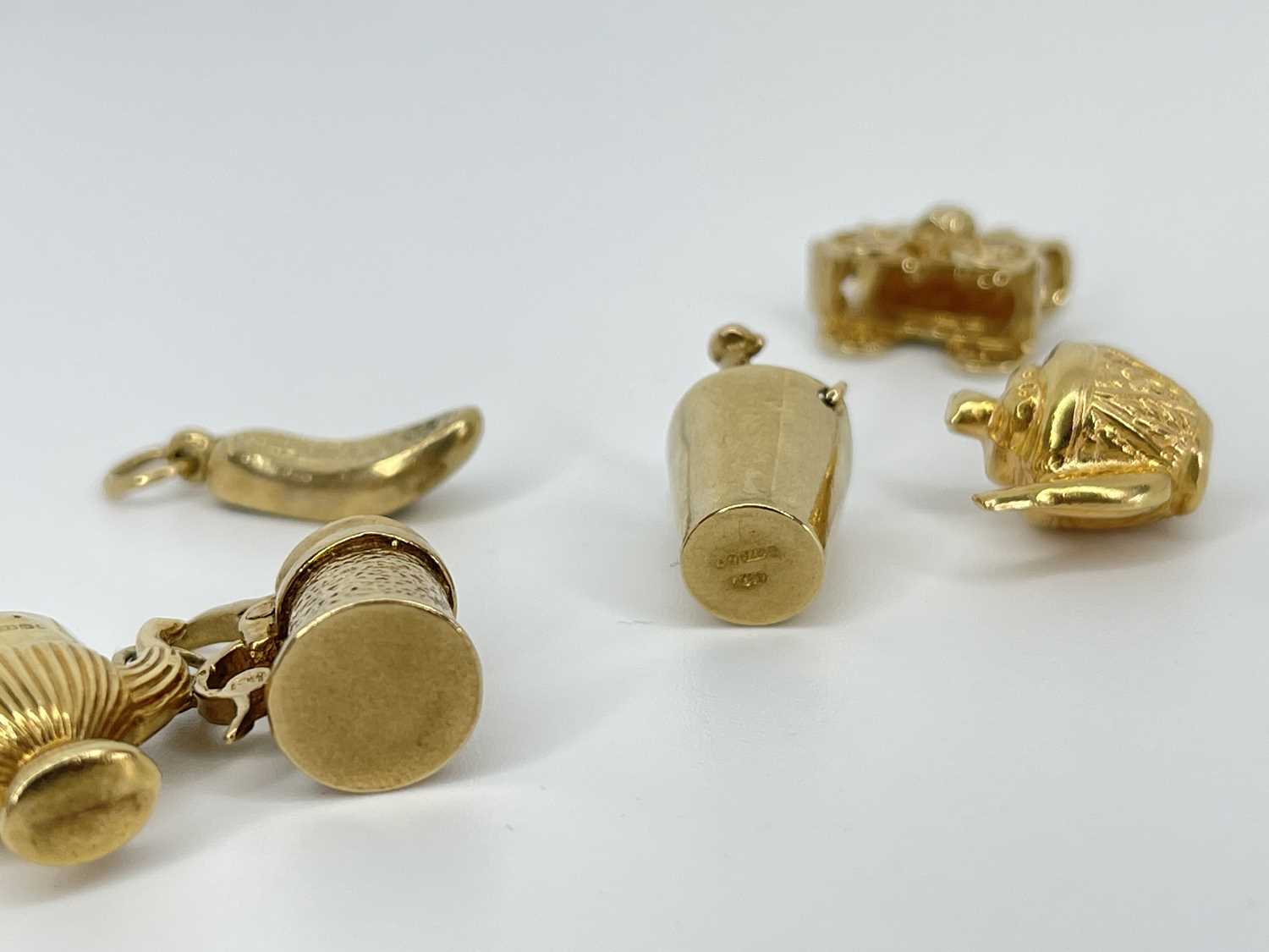 Mixed Lot Of 9ct Gold Charms ( 17.5 grams ) - Image 4 of 4