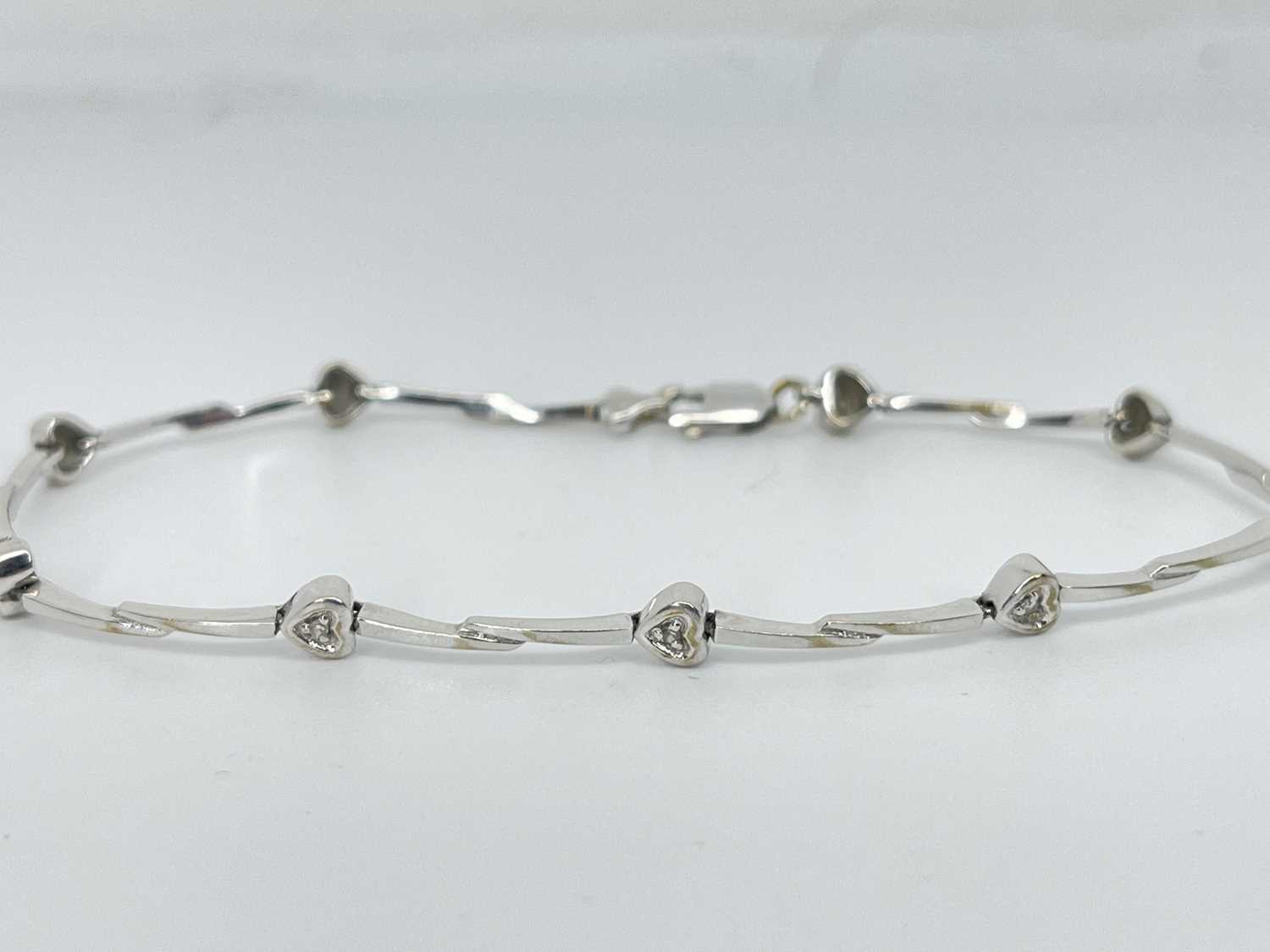 9ct White Gold And Diamond Bracelet, length 7 inches ( 4.4 grams ) - Image 3 of 4