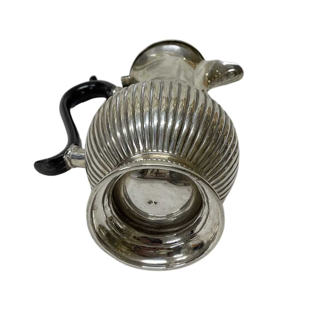 A Victorian Silver Coffee Pot. James Deakin and Sons, Sheffield 1899. 350 g. - Image 3 of 4