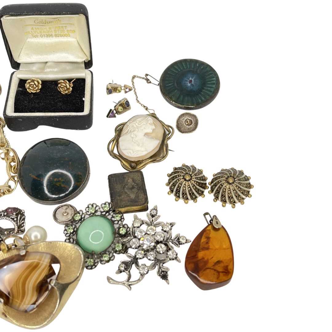 Mixed lot of 9ct gold and hallmarked silver and costume jewellery. - Image 3 of 3