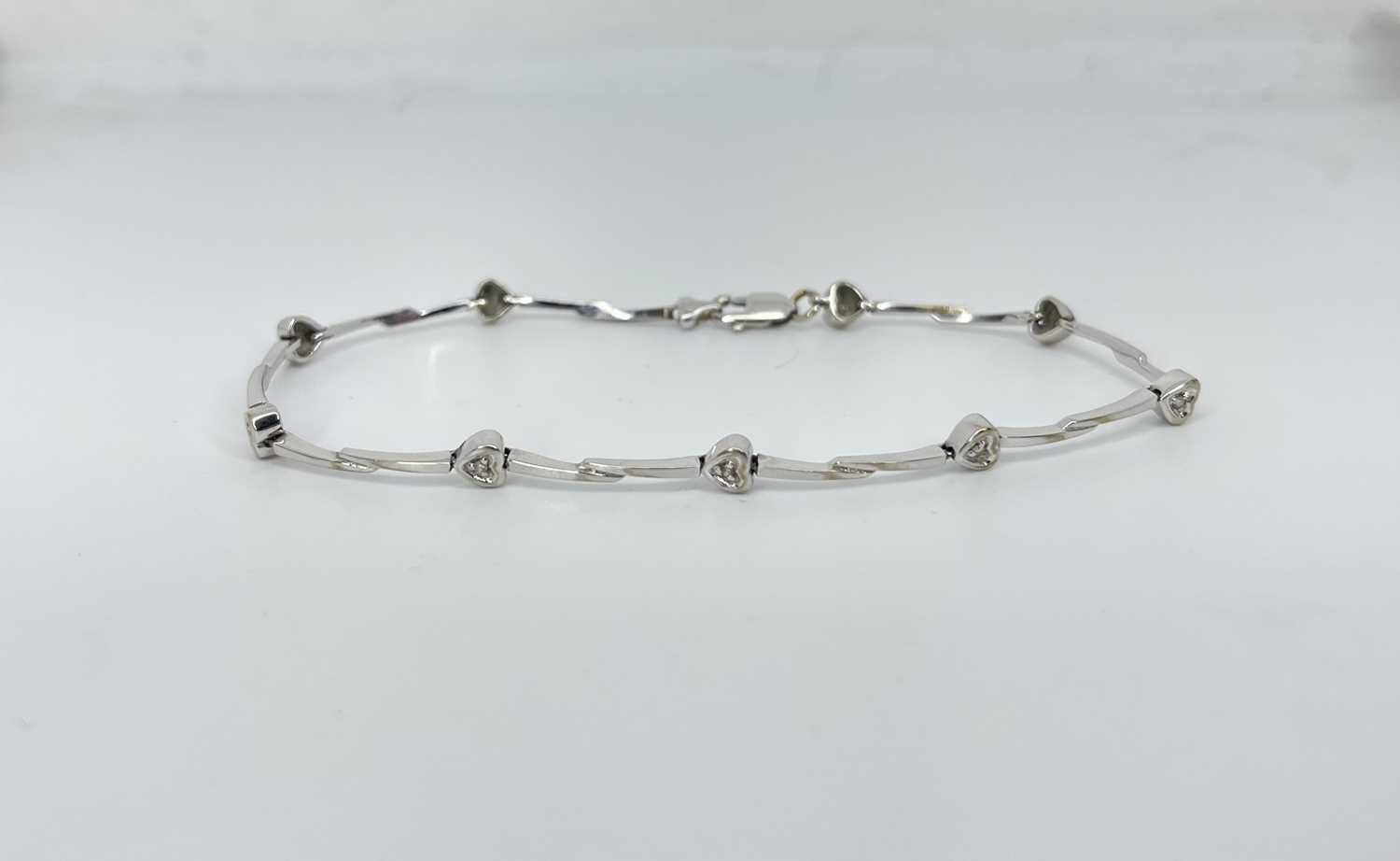 9ct White Gold And Diamond Bracelet, length 7 inches ( 4.4 grams )