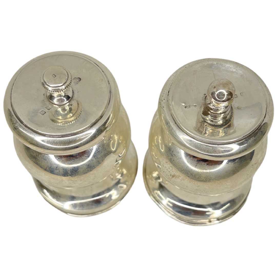 Pair of Silver Pepper Grinders. 227 g all in. John Grinsell and Sons, Birmingham 1927 - Image 2 of 4