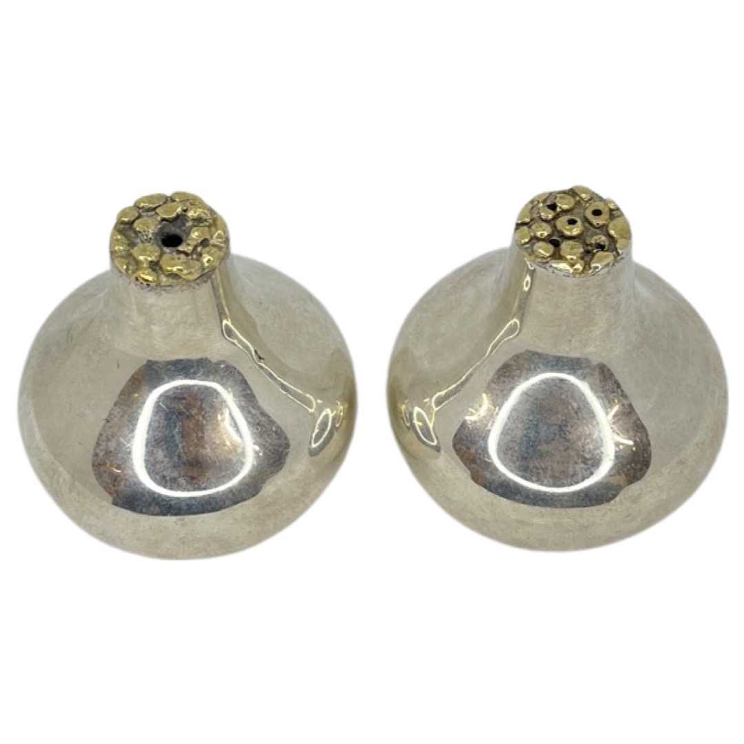 Pair of Stuart Devlin Silver Salt and Peppers. 86 g. Stuart Devlin, London 1976