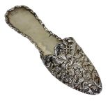 Chased Silver Decorative Slipper. 48 g M.Bros, Birmingham 1900.