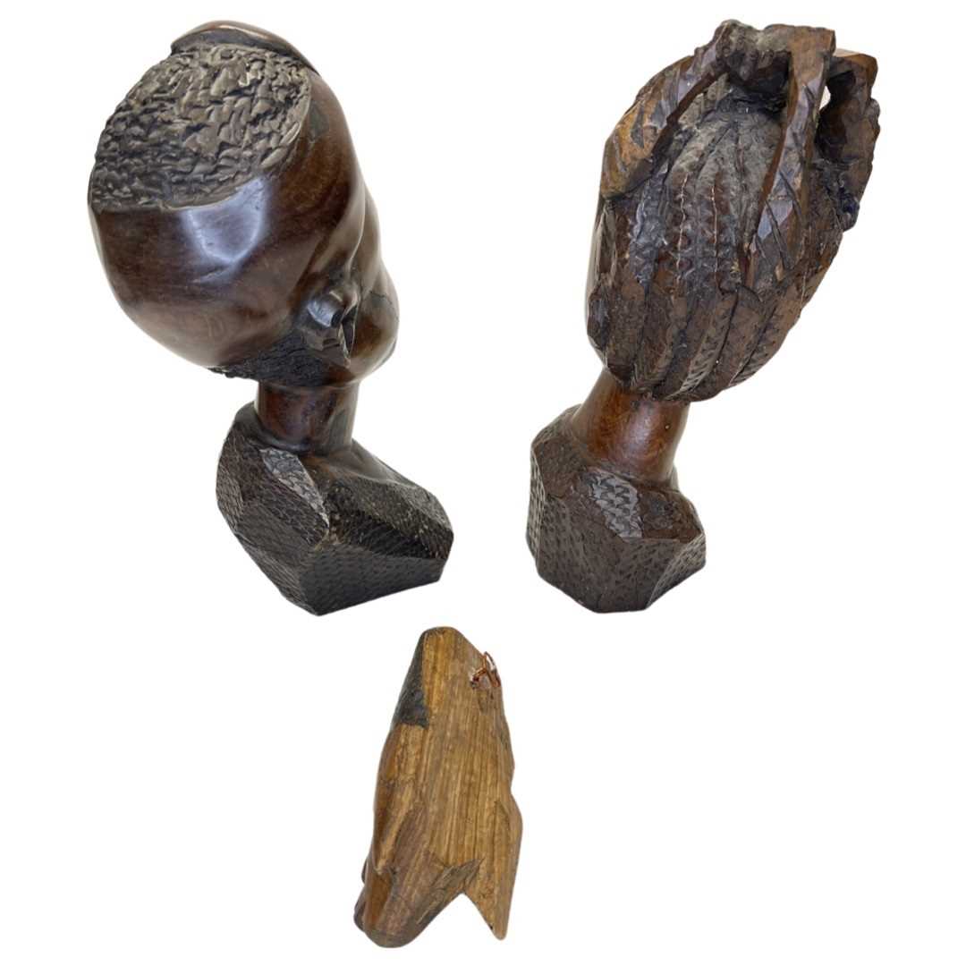 A mixed lot comprosing 2 mid 20th century African carved hardwood busts - Image 2 of 3