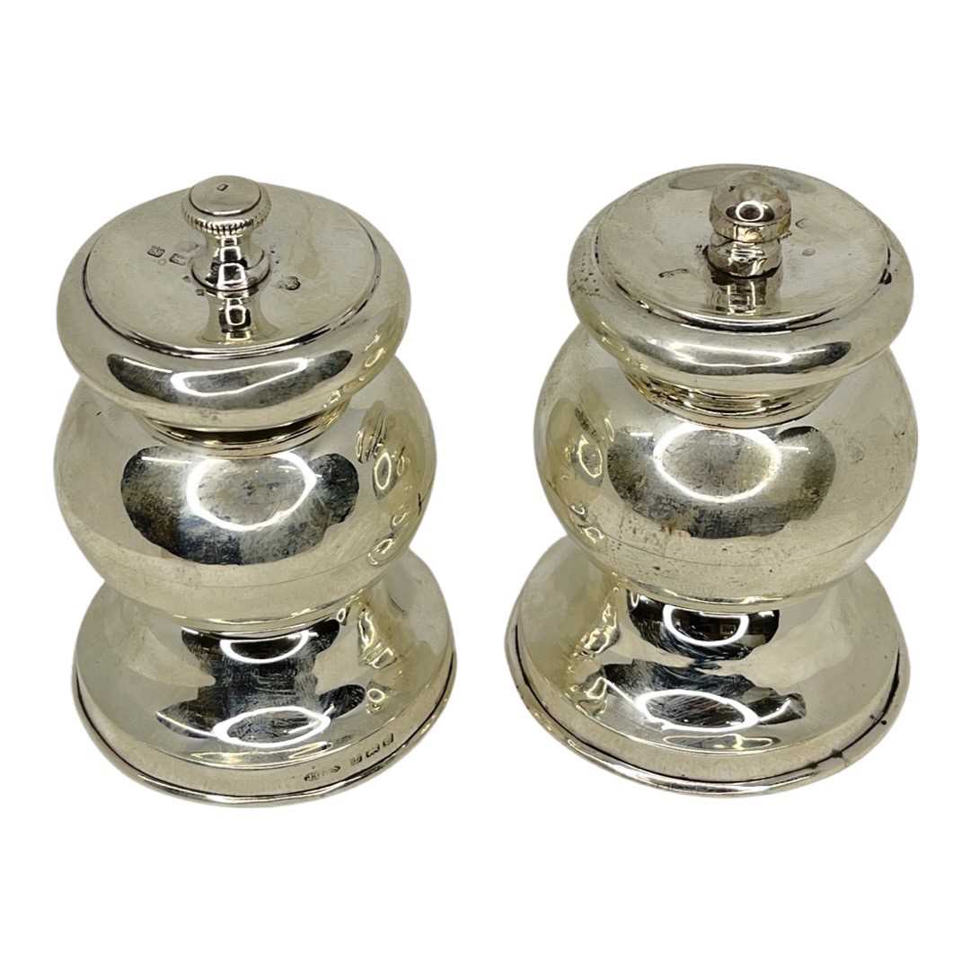Pair of Silver Pepper Grinders. 227 g all in. John Grinsell and Sons, Birmingham 1927