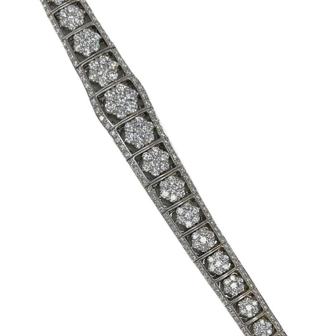 A Graduated Diamond Panel Bracelet in 18ct White Gold - Image 3 of 3