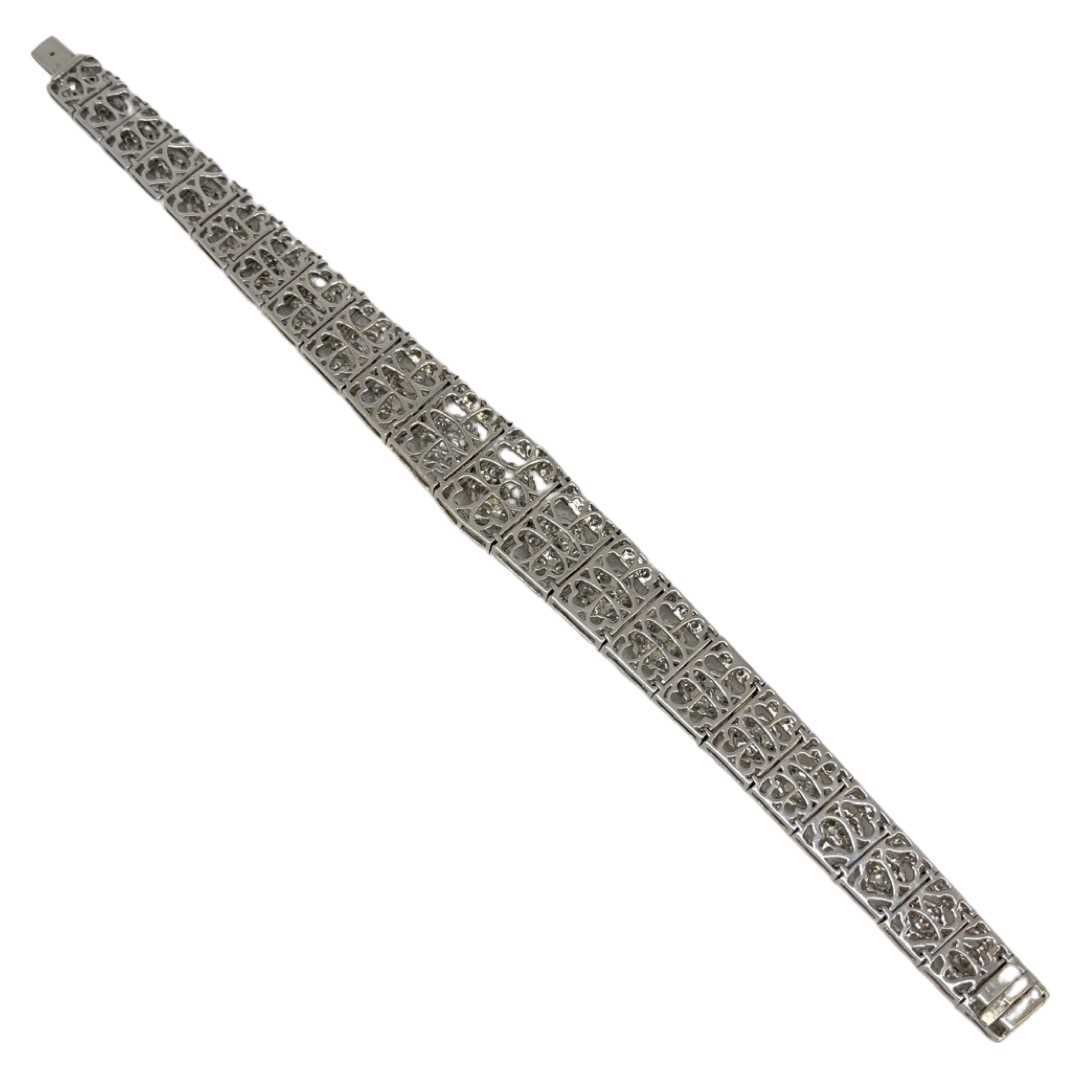 A Graduated Diamond Panel Bracelet in 18ct White Gold - Image 2 of 3