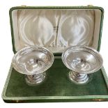 Cased Pair of Small Pedestal DIshes. 149 g (filled). Birmingham 1935, Barker Bros.