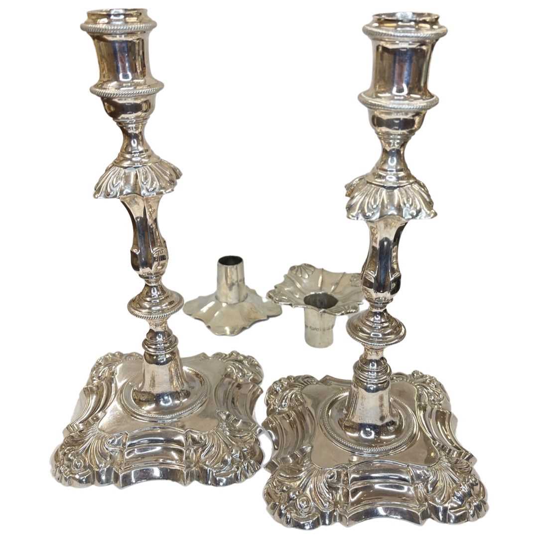 Pair of Good Quality Cast Silver Candlesticks. 892 g. London 1994, Naylor Brothers - Image 2 of 4