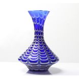 Vase. Blaues, mundgeblasenes Glas. Weißer, schuppenartiger Überfang. H: 28 cm.