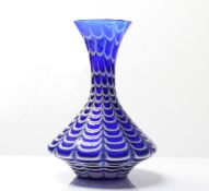 Vase. Blaues, mundgeblasenes Glas. Weißer, schuppenartiger Überfang. H: 28 cm.