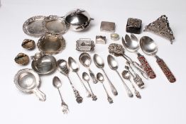 Konvolut Silber. Silber 800/835 und 925. 19-teilig, dazu Teesieb, Paar Gewürzschälchen, ein