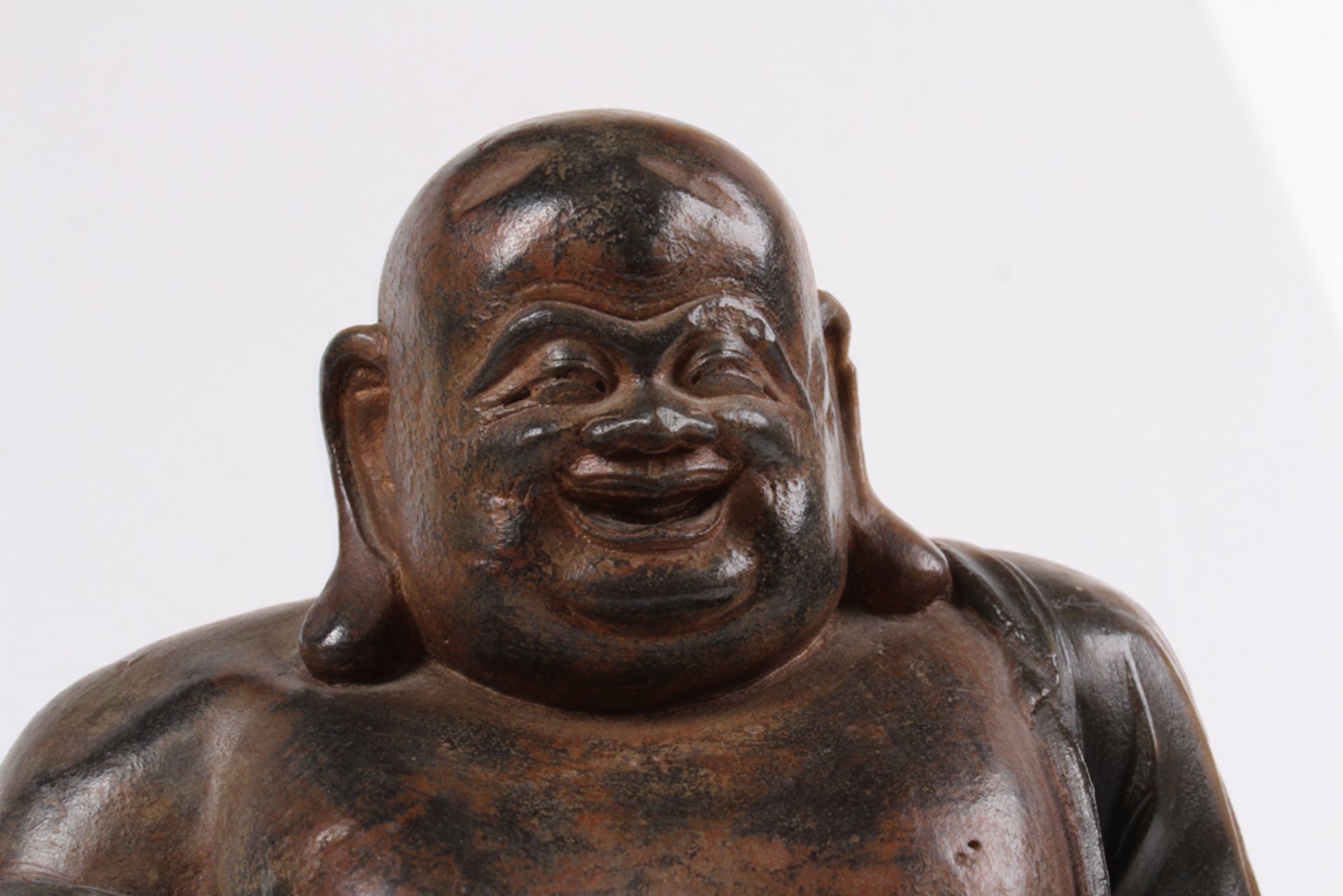 Buddha. China, 19. Jh. Bronze. Sitzende Figur. H: 22 x 24,5 cm. Rückseitig Ausbrüche. - Bild 4 aus 6