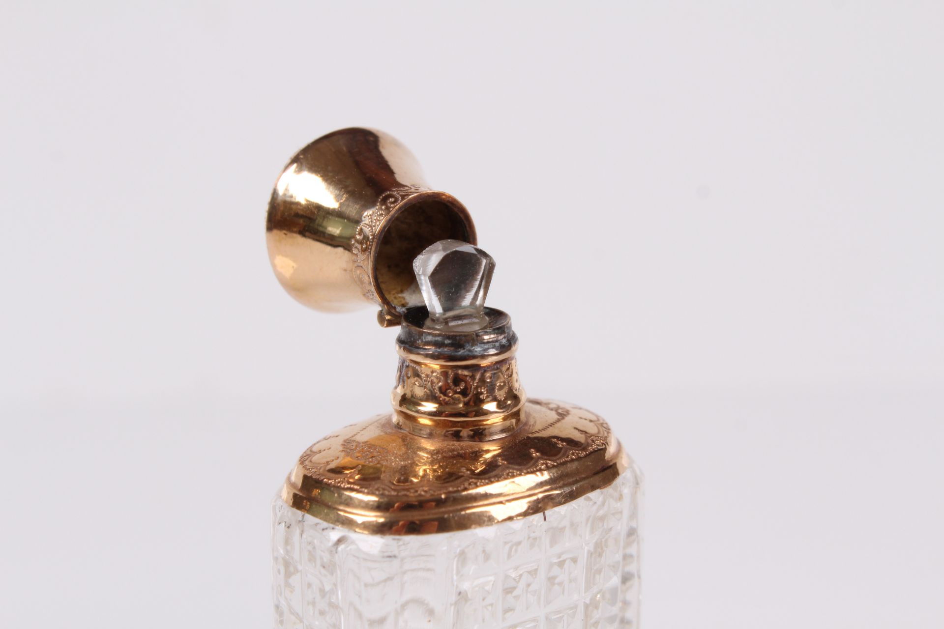 Parfum-Flakon. 19. Jh. Kristallglas rechteckig geschliffen, Glasstöppel. Goldmanschette mit - Image 3 of 3