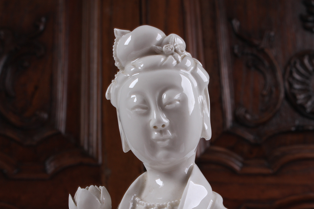 Porzellanfigur. China, 20. Jh. Blanc-de-Chine Figur des Guanyin. Stehende Gottheit mit langem - Image 4 of 6