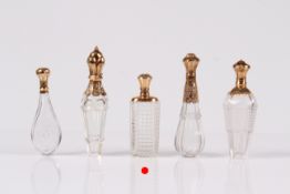 Parfum-Flakon. 19. Jh. Kristallglas rechteckig geschliffen, Glasstöppel. Goldmanschette mit