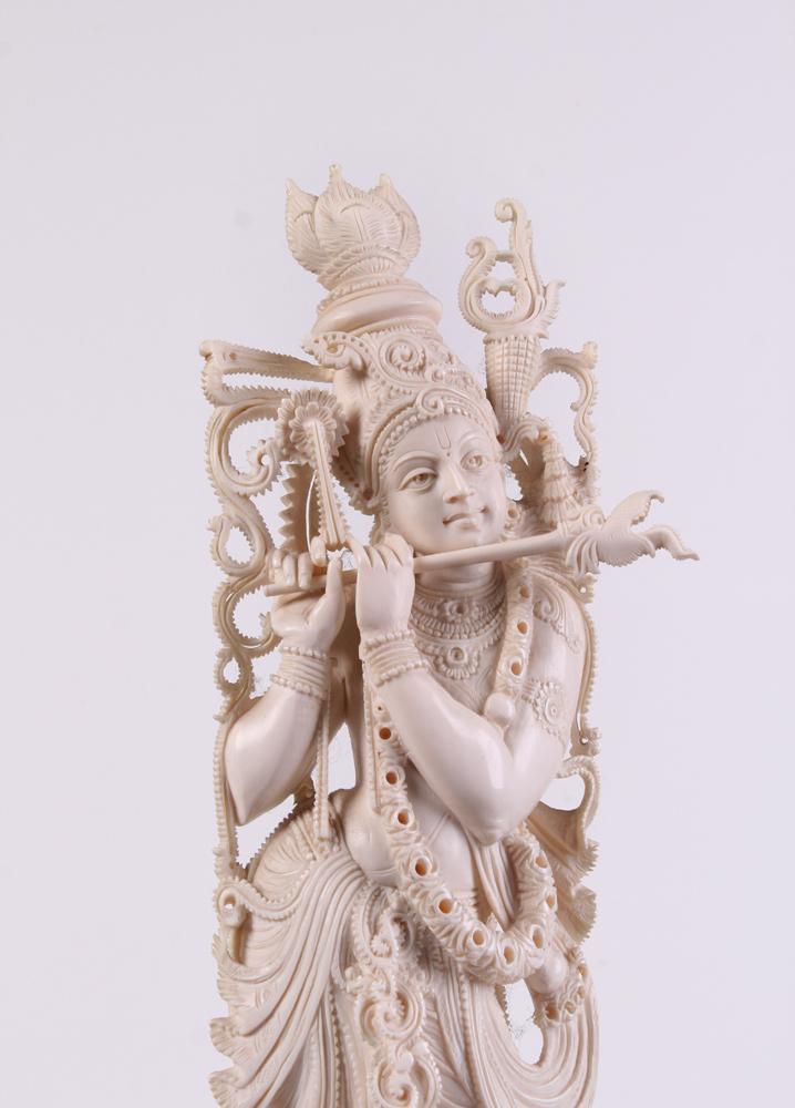 Indische Gottheit Krishna. 20. Jh. Elfenbein geschnitzt. Darstellung der Gottheit Krishna auf - Image 3 of 4