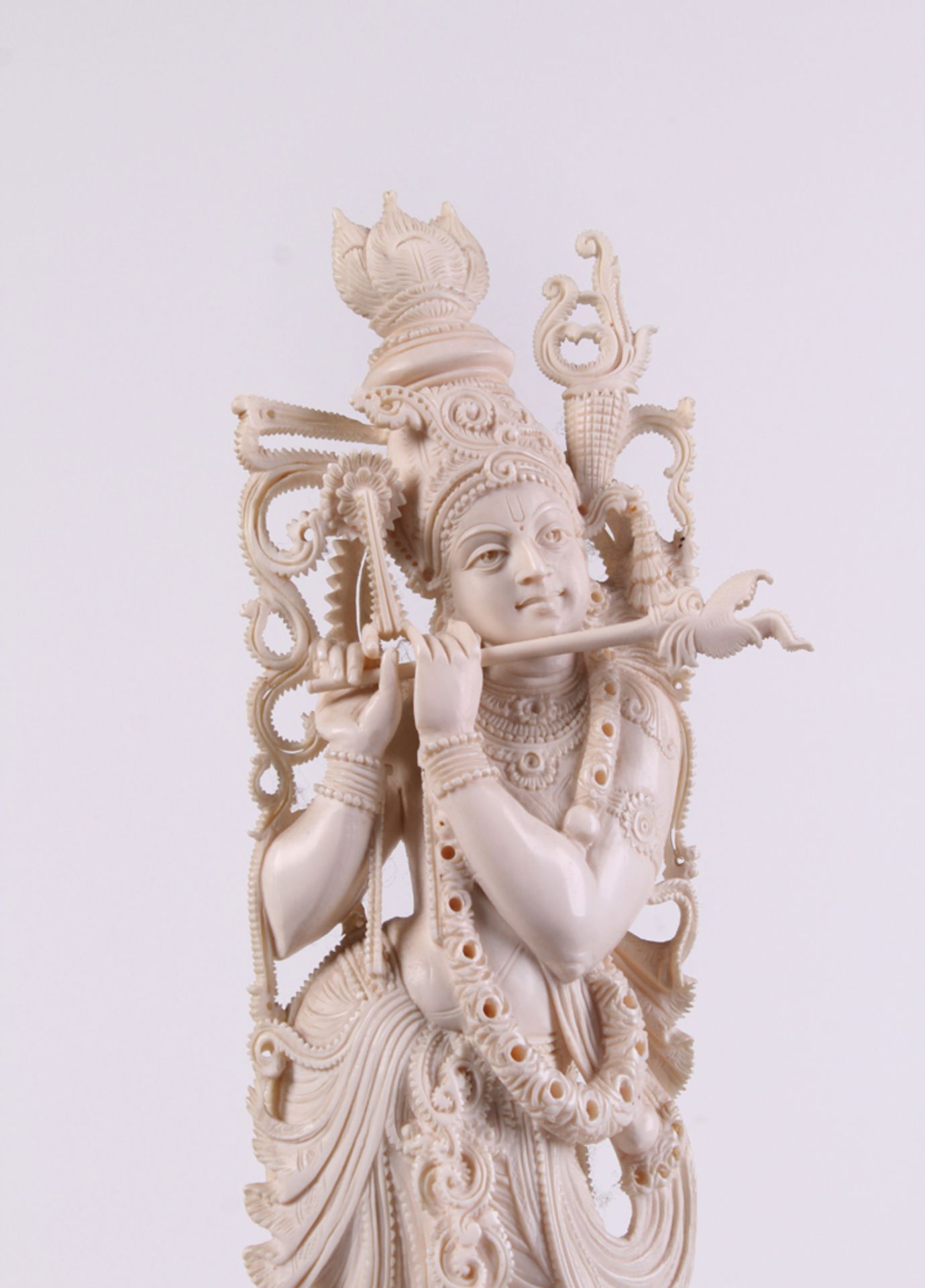 Indische Gottheit Krishna. 20. Jh. Elfenbein geschnitzt. Darstellung der Gottheit Krishna auf - Bild 3 aus 4