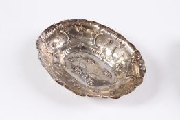 Anbietschale. 19. Jh. Silber. Oval, Traubendekor. Marken undeutlich. Gew. 92 g. L: 18,5 cm.