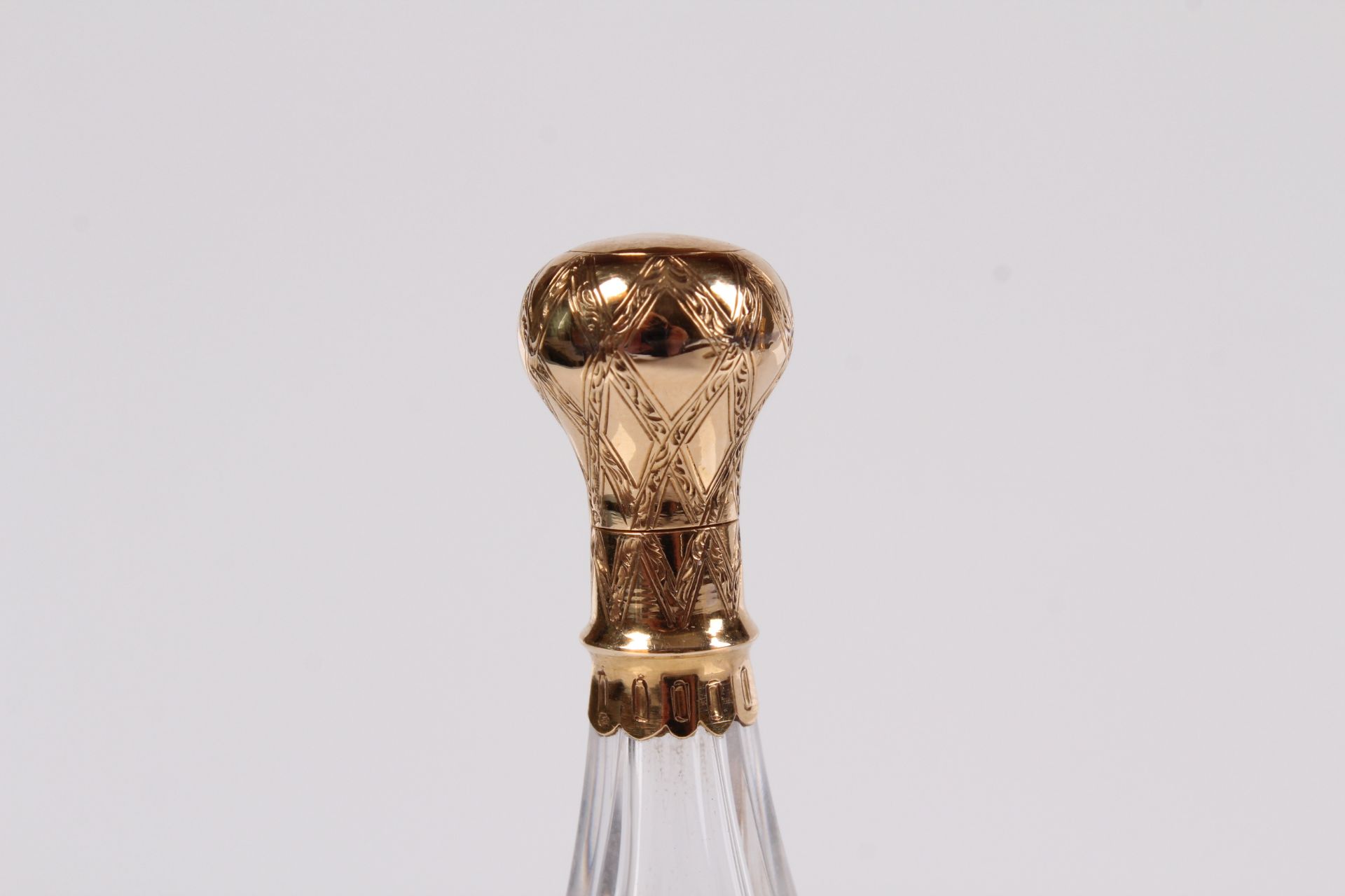 Flakon. Paris, 1838-1846. Farbloses, geschliffenes Glas mit gravierter Chiffre und Goldmontur - Image 2 of 3