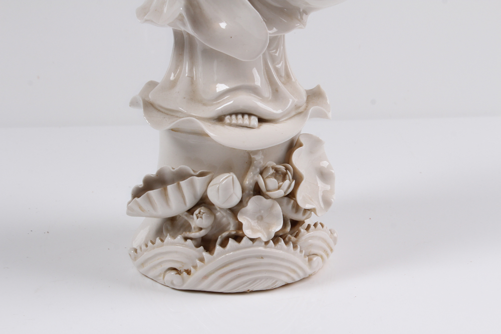 Porzellanfigur. China, 20. Jh. Blanc-de-Chine Figur des Guanyin. Stehende Gottheit mit langem - Image 3 of 6