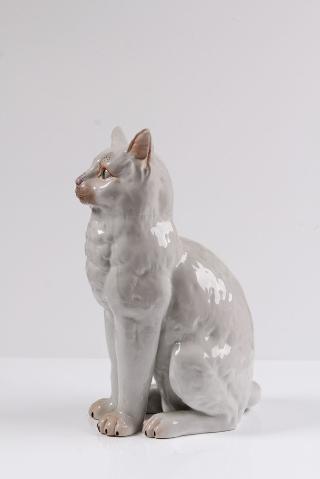 Pozellanfigur. Dresden. 19. Jh. Sitzende Katze. Weiß glasiert, partiell farbig staffiert. Ma - Image 2 of 4