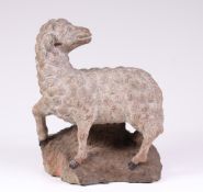 Skulptur eines Lammes. Franken, 17./18. Jh. Sandstein gehauen. Auf einem Sockel stehendes Lam