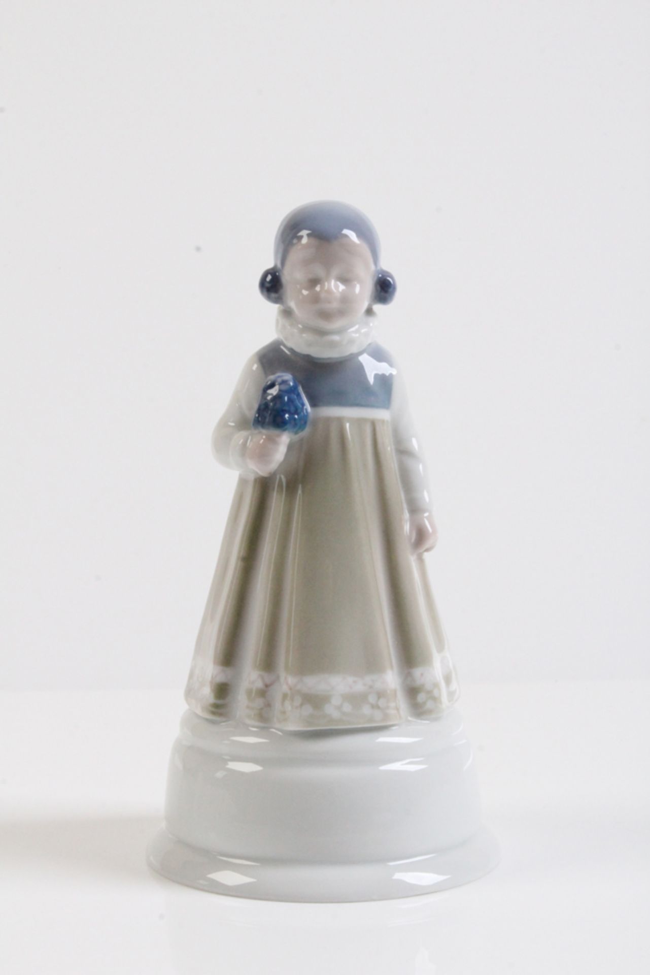 Porzellanfigur. Kunst-Abteilung Rosenthal. "Die Gratulantin". Mädchen mit Blumen auf rundem