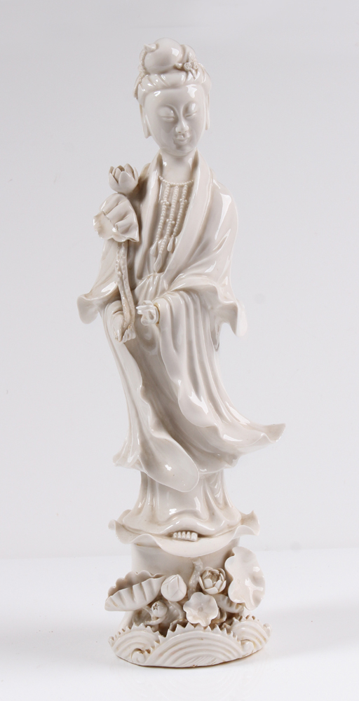 Porzellanfigur. China, 20. Jh. Blanc-de-Chine Figur des Guanyin. Stehende Gottheit mit langem