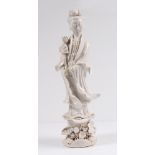 Porzellanfigur. China, 20. Jh. Blanc-de-Chine Figur des Guanyin. Stehende Gottheit mit langem