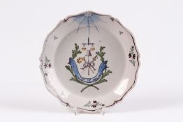 Teller. Frankreich. Nevers, 18. Jh. Fayence. Bemalung in Gelb, Grün und Blau. Ø 22,5 cm.