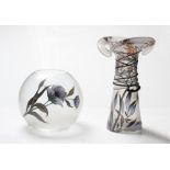 Zwei Vasen. Mundgeblasenes Glas. Blütendekor, sign. "M. Wurzer". Kugelförmige Vase, dekorie