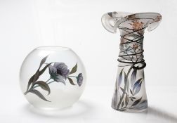 Zwei Vasen. Mundgeblasenes Glas. Blütendekor, sign. "M. Wurzer". Kugelförmige Vase, dekorie