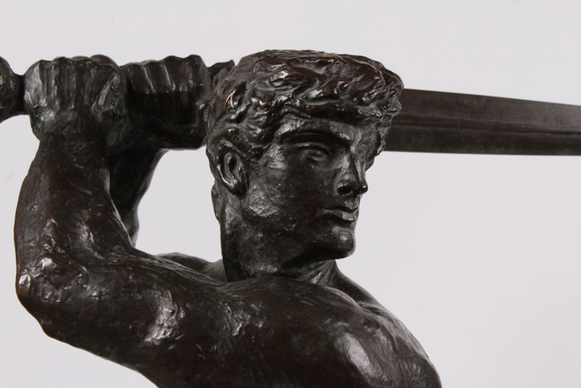 Franz von Stuck. Tettenweis 1863-1928 München. "FEINDE RINGSUM" Bronze, dunkelbraun patinier - Image 7 of 13