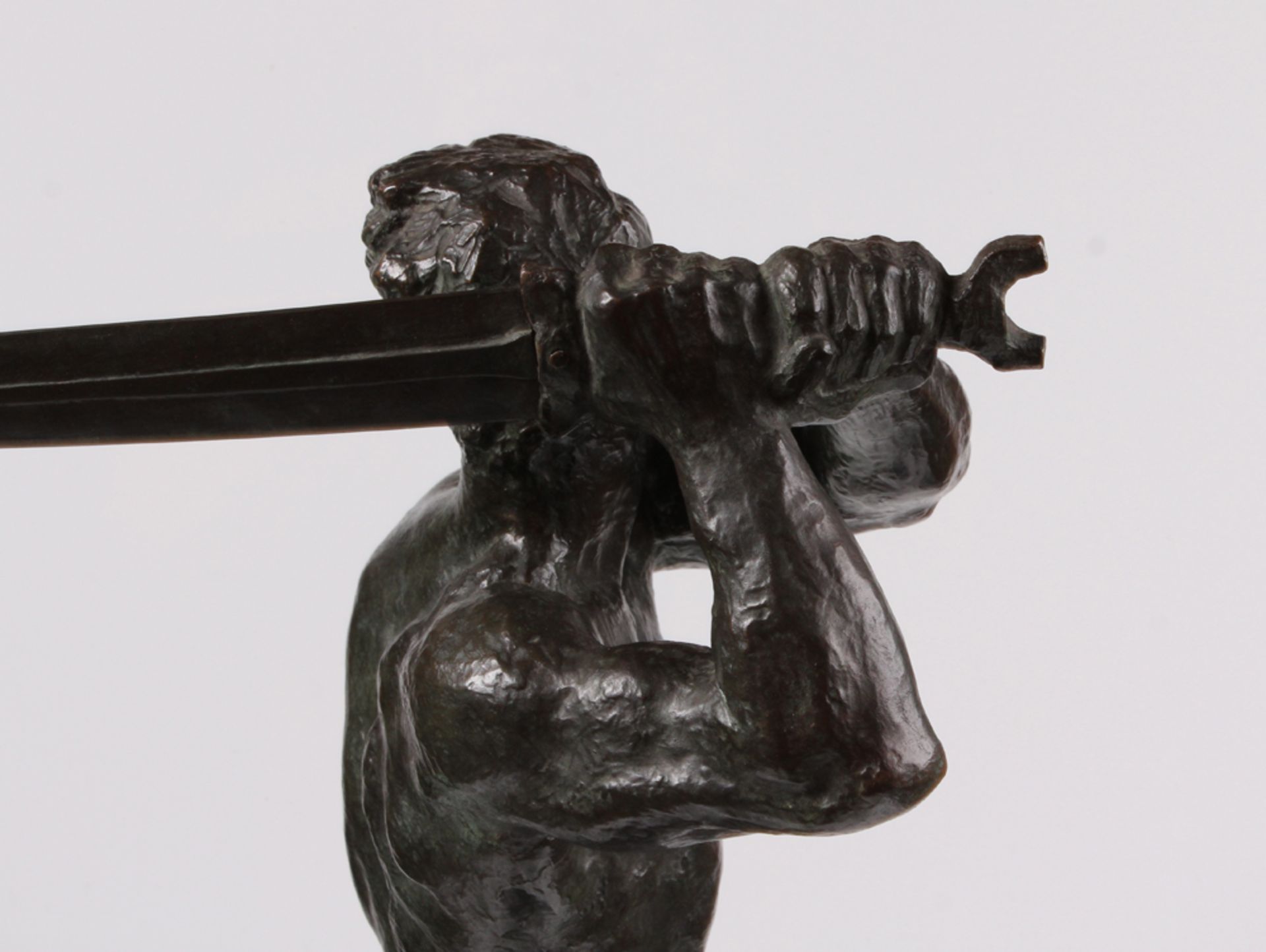 Franz von Stuck. Tettenweis 1863-1928 München. "FEINDE RINGSUM" Bronze, dunkelbraun patinier - Image 6 of 13