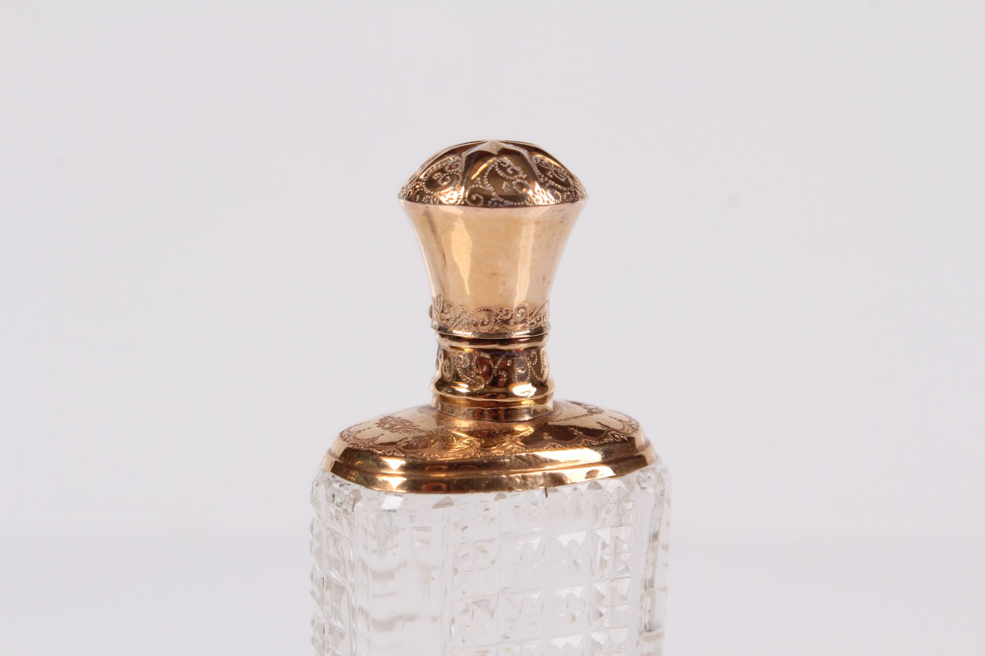 Parfum-Flakon. 19. Jh. Kristallglas rechteckig geschliffen, Glasstöppel. Goldmanschette mit - Image 2 of 3